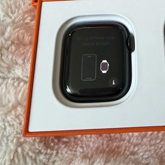 Apple Hermès Smartwatch - Black and Pink - Picture 5 of 10